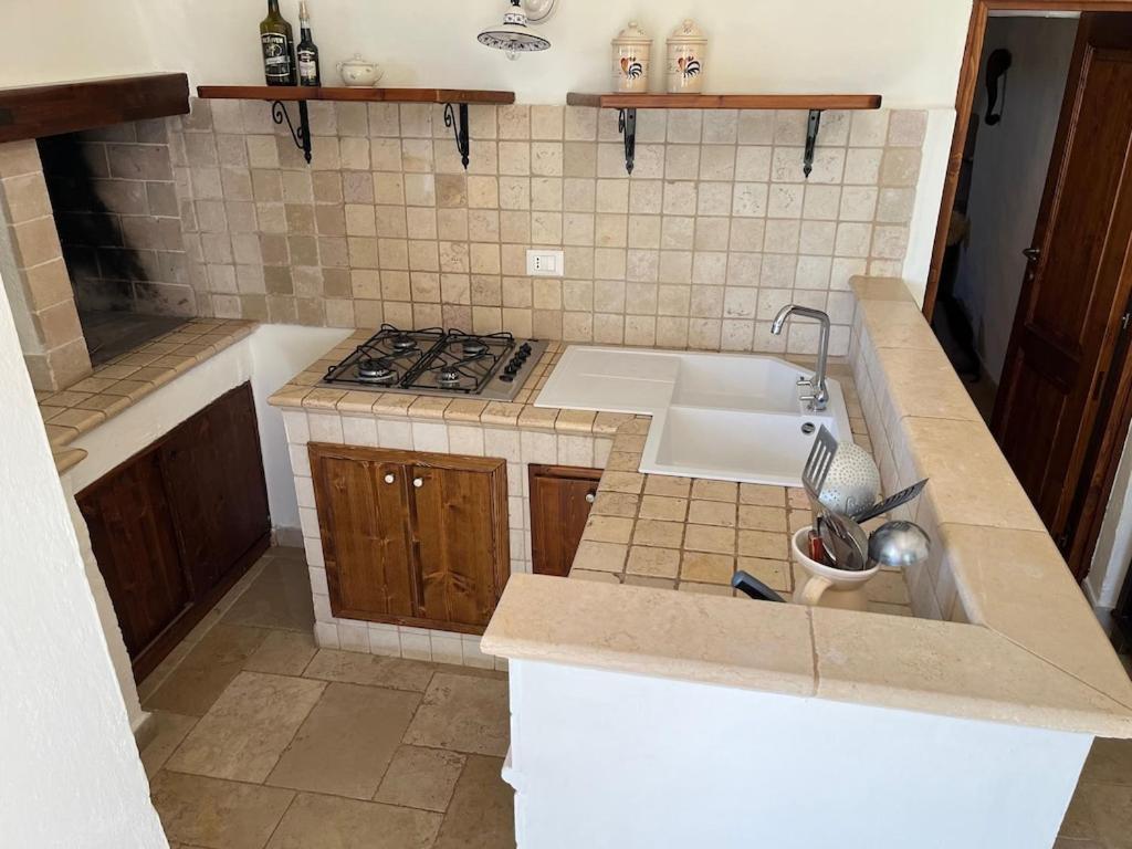 Casa Giuliveto - Charmantes Ferienhaus Mit Privatpool In Olivenhain Ostuni Eksteriør billede